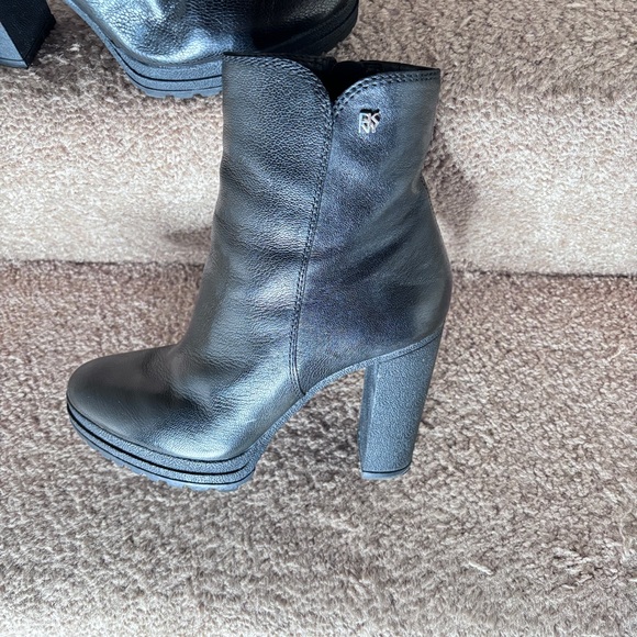 DKNY black platform lug sole ankle boots. SZ 7, 4" Heel, 0.5" platform, side zip - Picture 5 of 7